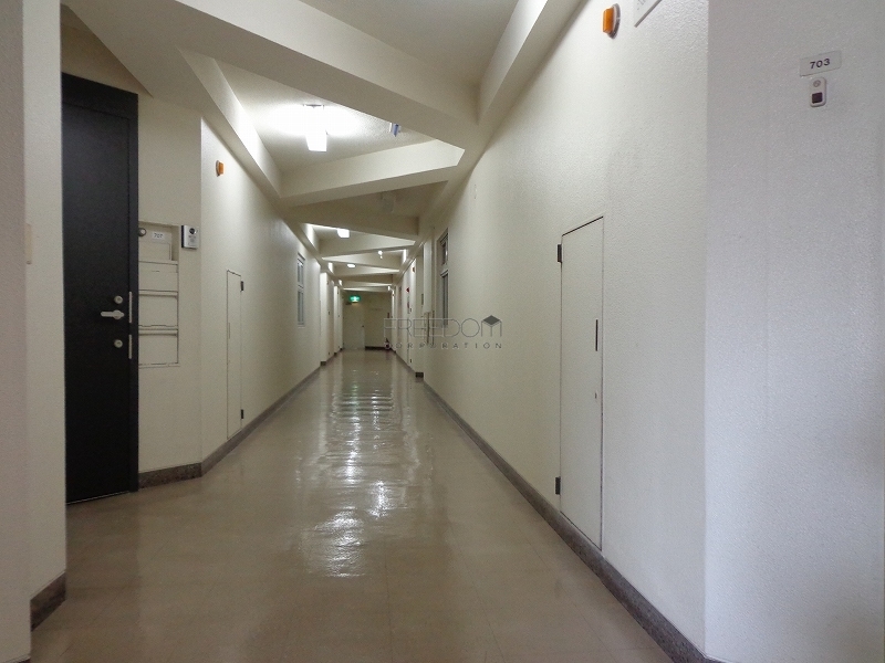 青山コーポラスの共用廊下