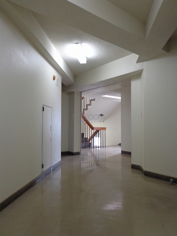 青山コーポラスの共用廊下