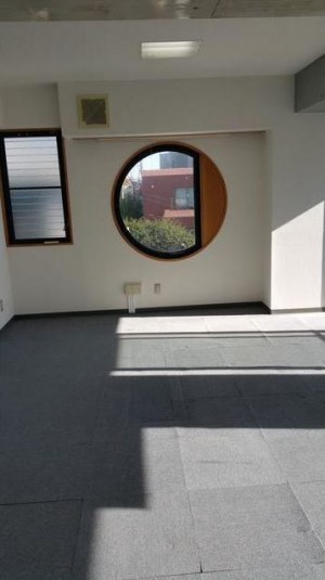 302室内丸窓