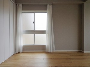 青山コーポラスの洋室の窓