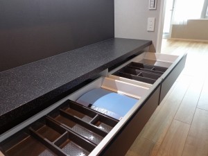 青山コーポラスのキッチンカウンター引き出し